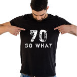 Camiseta 70 Y qué gracioso decir 70 años de negro<br><div class="desc">70 Así que qué gracioso decir 70 años de camiseta de hombre negro. Una cita graciosa tengo 70 años,  así que qué en fuentes modernas y color blanco. Un regalo perfecto para una persona con sentido del humor.</div>