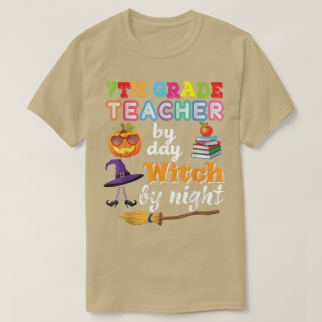 Camiseta 7th Grade Teacher By Day Witch By Night Halloween  (Diseño del anverso)
