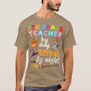 Camiseta 7th Grade Teacher By Day Witch By Night Halloween 