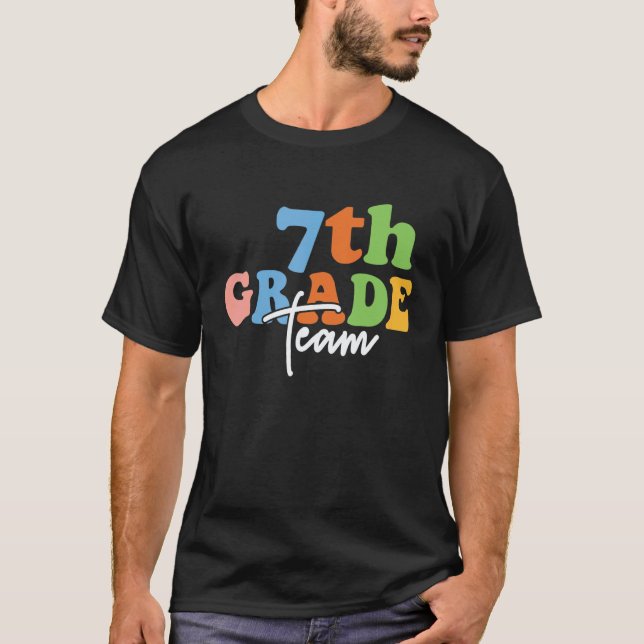 Camiseta 7th Grade Team Retro Groovy Women Happy First Day  (Anverso)