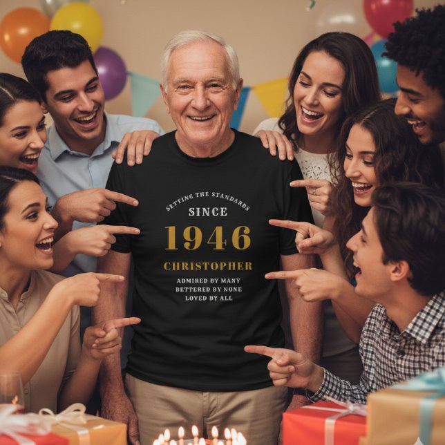 Camiseta 80.º cumpleaños 1946 Regalo de cosecha personaliza (Personalized 1946 T-shirt worn by an elderly man in a party setting.)
