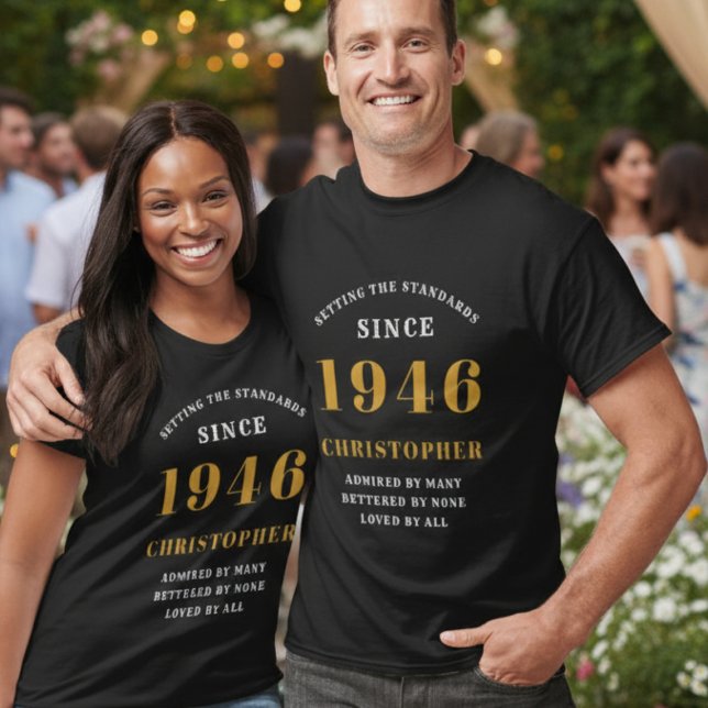 Camiseta 80.º cumpleaños Añadir nombre y año Fiesta de oro  (Personalized 1946 t-shirt in black with gold print. Worn by a couple at a garden party.)
