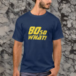 Camiseta 80 Así que qué graciosa cita 80 cumpleaños<br><div class="desc">80 Así que qué Gracioso Cita Camiseta 80 de Cumpleaños. Una camiseta moderna con una cita motivacional y divertida 80 ¡Qué tal! Genial como idea de regalo de cumpleaños para una persona con sentido del humor. El texto está en amarillo. Puedes cambiar la edad.</div>