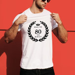 Camiseta 80 Así que qué gracioso Laurel Wreath corona el cu<br><div class="desc">80 Así que qué gracioso Laurel Wreath corona la camiseta de cumpleaños número 80. Una cita graciosa tengo 80 años, así que qué en letra negrita moderna y color negro. El diseño tiene una corona de laurel alrededor de las palabras y una corona sobre el nombre personalizado. Añade tu nombre....</div>