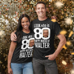 Camiseta 80 cumpleaños mono look 80 foto y nombre personali<br><div class="desc">Mono de cumpleaños 80, blanco fuera, mira quién es la foto de 80 personalizados y camiseta de nombre. Fun 80.ª foto personalizada diseño de té de cumpleaños blanco. Personalice esta camisa de cumpleaños con una fotografía del niño o chica de cumpleaños en el medio del número 0. Excelente idea para...</div>