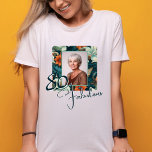 Camiseta 80 y fabulosa foto de cumpleaños del patrón de las<br><div class="desc">Elegante 80 y fabulosa camiseta de fotos de cumpleaños del patrón de flores. 80 y texto fabuloso en escritura a la moda y un elegante y hermoso patrón de flores. Personalízalo con tu nombre y foto,  y haz una elegante camiseta de cumpleaños floral personalizada para ella.</div>