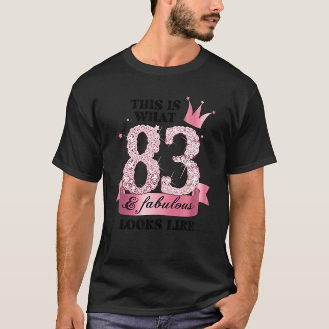 Camiseta 83 & Fabulous I Pink White Party Group Candid Phot (Anverso)