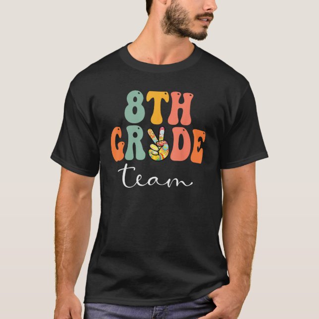 Camiseta 8th Grade Team Retro Groovy Women Happy First Day  (Anverso)