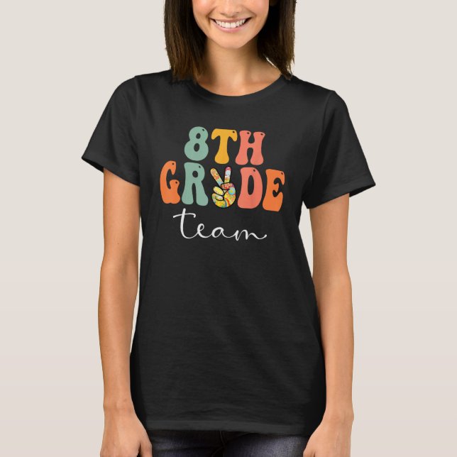 Camiseta 8th Grade Team Retro Groovy Women Happy First Day  (Anverso)