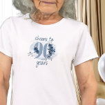 Camiseta 90 años de alegría por número de flores de 90 años<br><div class="desc">Camiseta de 90 años, que dice vítores a 90 años o puedes editar la redacción para personalizar como quieras. El diseño es el número 90, decorado con brotes de rosa, flores y follaje en tonos azul y arena costera. Diseño sutil femenino y elegante con arreglos florales de acuarela, salpicaduras de...</div>