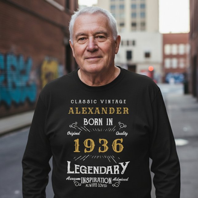 Camiseta 90th Birthday 1936 Add Name Black Gold Legendary (Born 1936 birthday long sleeve T-shirt. Background out of focus.)