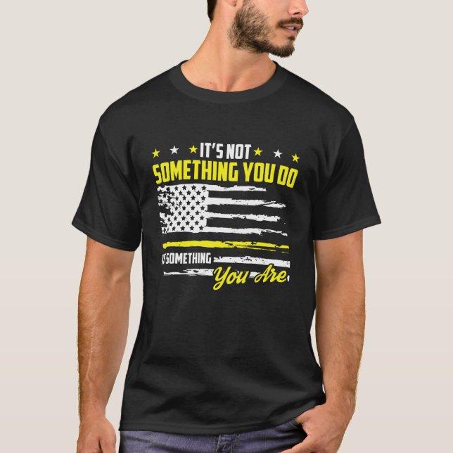 Camiseta 911 American Flag Dispatch-er USA Thin Gold Line O (Anverso)