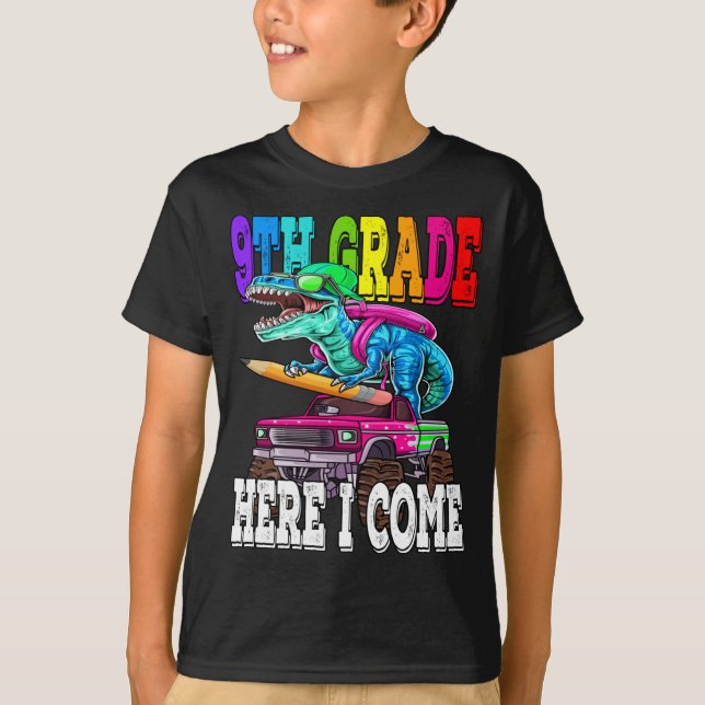 Camiseta 9.º Grado Aquí Vengo Monster Truck Dinosaur (Anverso)