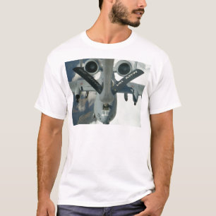 Camiseta A-10 que es reaprovisionado de combustible por
