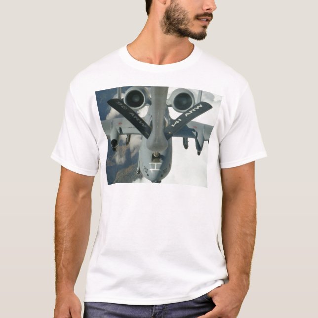 Camiseta A-10 que es reaprovisionado de combustible por (Anverso)