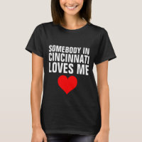 A ALGUIEN EN CINCINNATI LE ENCANTAN LAS camisetas.