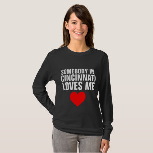 Camiseta A ALGUIEN EN CINCINNATI LE ENCANTAN LOS regalos de
