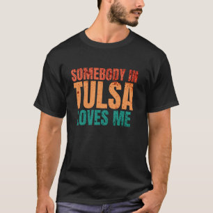 CAMISETA A ALGUIEN EN TULSA LE ENCANTA RETRO FUNNY PUNS