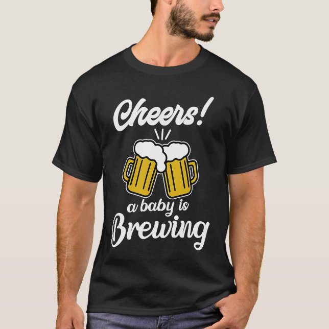 Camiseta A Baby is Brewing Cute Beer Pregnancy Announcement (Anverso)