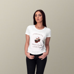 Camiseta A Balanced Diet Delicious Double Chocolate Cupcake