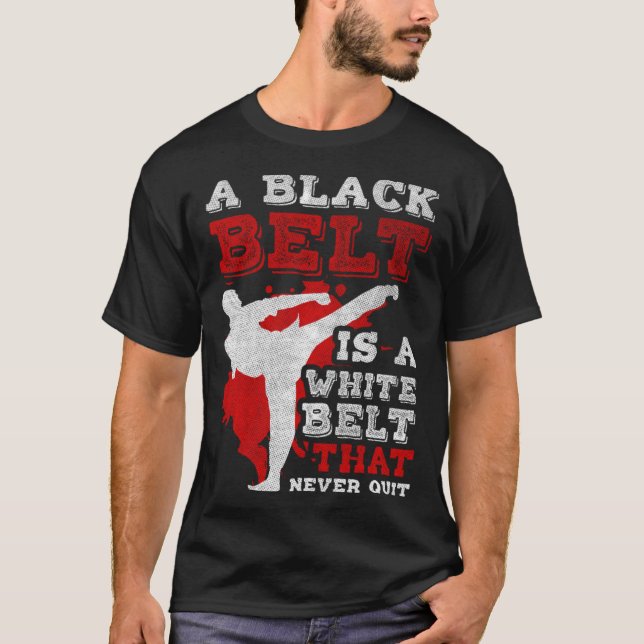 Camiseta A Black Belt Is A White Belt That Never Quit Jiu J (Anverso)