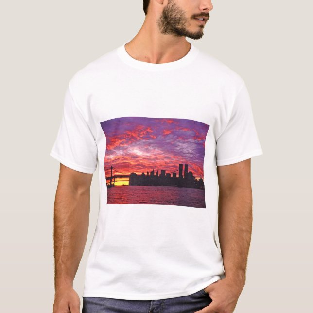 Camiseta A Brilliant Sunset, Silhouette Of Lower Manhattan. (Anverso)
