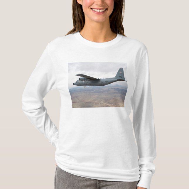 Camiseta A C-130 Hércules se eleva por el cielo (Anverso)
