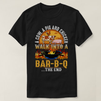 Camiseta A Cow, A Pig And A Chicken Walk Into A Bar B Q The