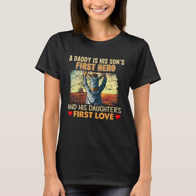 Camiseta A Daddy Is His Sons First Hero and His Doughters F (Anverso)