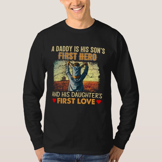 Camiseta A Daddy Is His Sons First Hero and His Doughters F (Anverso)