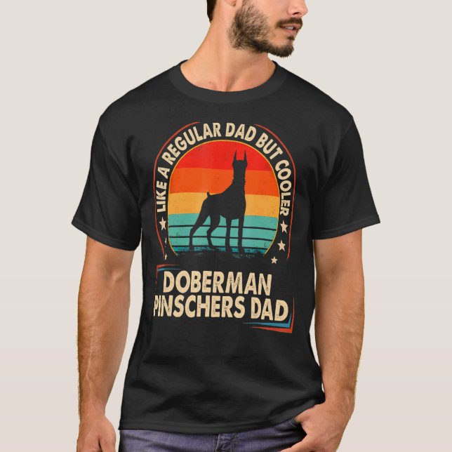 Camiseta A Doberman Dad Le Gusta Un Papá Corriente Pero Un  (Anverso)