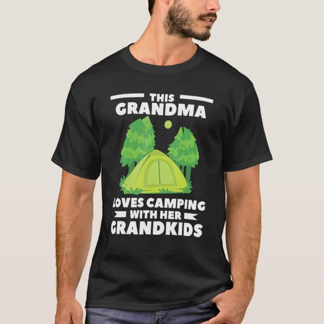 Camiseta A esta abuela le encanta acampar con sus nietos (Anverso)
