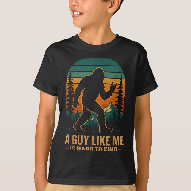 Camiseta A Guy Like Me Is Hard To Find Bigfoot Funny Hiking (Anverso)