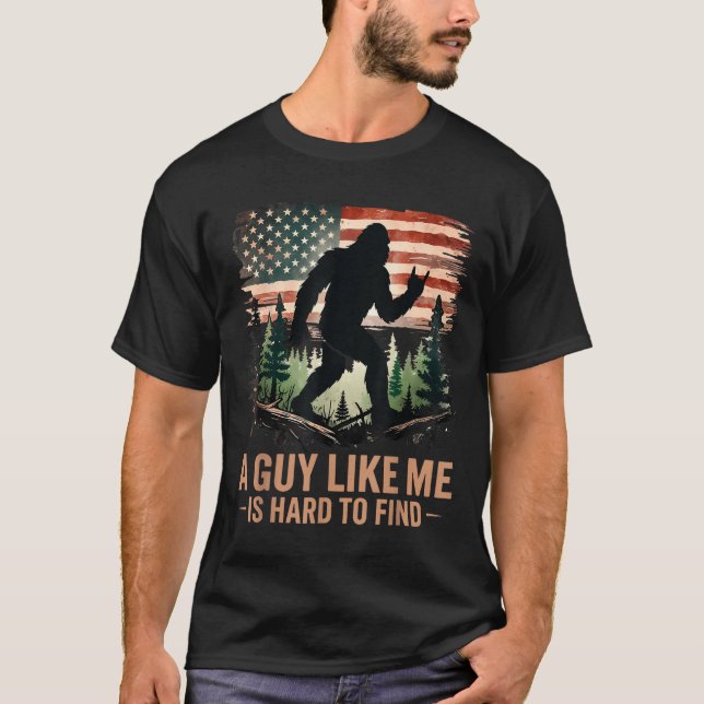 Camiseta A Guy Like Me Is Hard To Find Bigfoot Funny Hiking (Anverso)