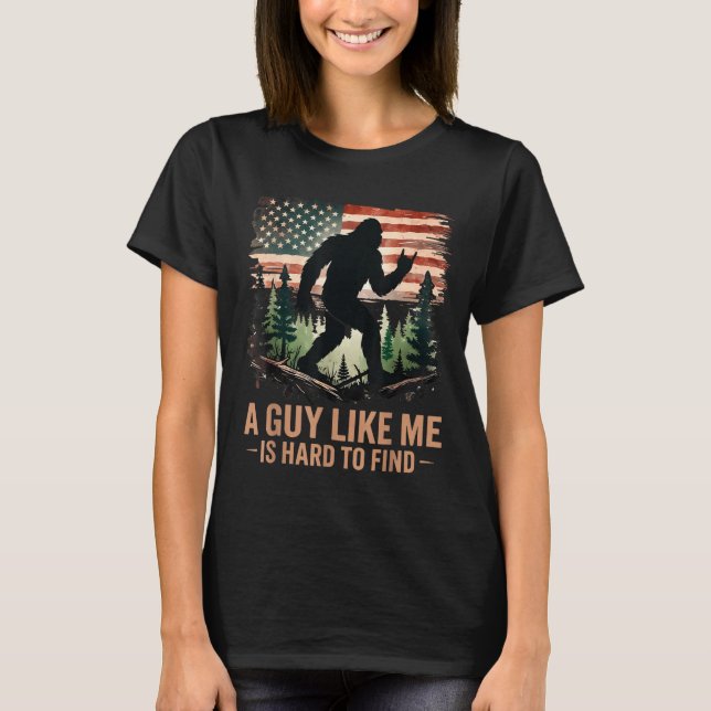 Camiseta A Guy Like Me Is Hard To Find Bigfoot Funny Hiking (Anverso)