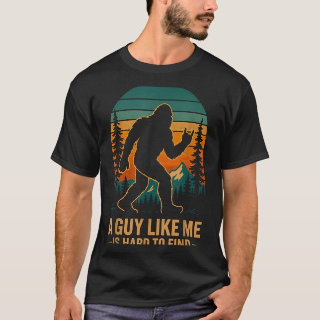 Camiseta A Guy Like Me Is Hard To Find Bigfoot Funny Hiking (Anverso)