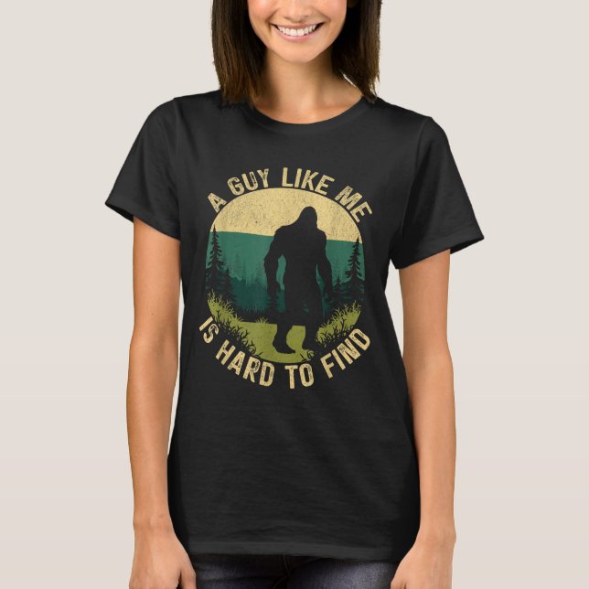 Camiseta A Guy Like Me Is Hard To Find, Funny Bigfoot  (Anverso)