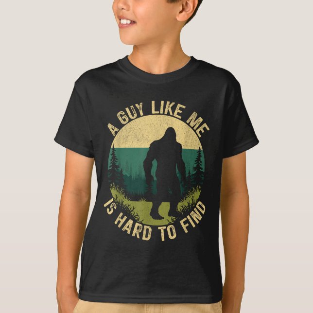 Camiseta A Guy Like Me Is Hard To Find, Funny Bigfoot  (Anverso)