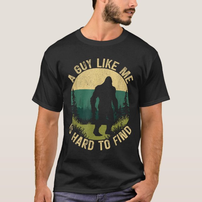 Camiseta A Guy Like Me Is Hard To Find, Funny Bigfoot  (Anverso)