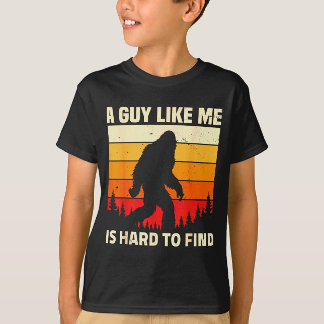 Camiseta A Guy Like Me Is Hard To Forest Find Funny Bigfoot (Anverso)