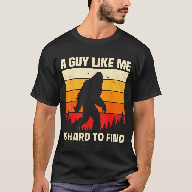 Camiseta A Guy Like Me Is Hard To Forest Find Funny Bigfoot (Anverso)