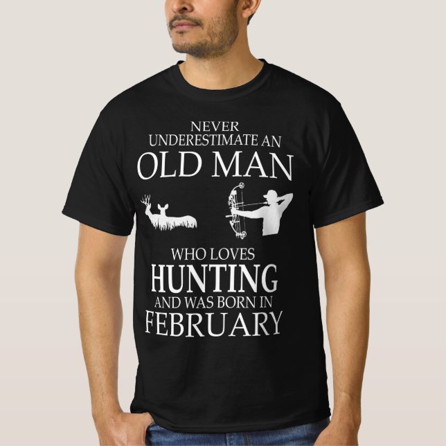 Camiseta A la caza completa le encanta y nació en febrero (Anverso)