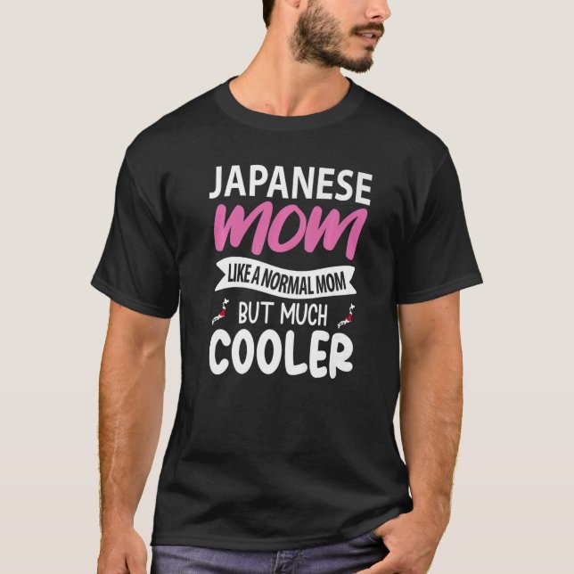 Camiseta A La Mamá Japonesa Le Gusta Una Madre Normal Pero  (Anverso)