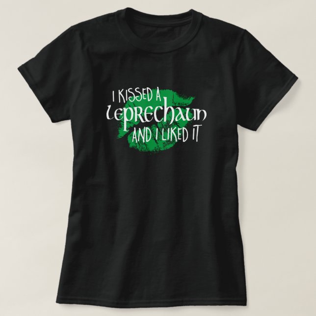 Camiseta A Leprechaun Besada Le Gustaba El Dia De San Patri (Diseño del anverso)