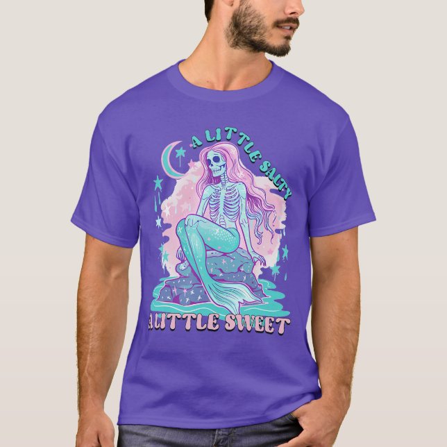 Camiseta A Little Salty A Little Sweet Mermaid Skeleton Sum (Anverso)