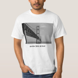 Camiseta A lo largo de la escala de grises del puente Macki