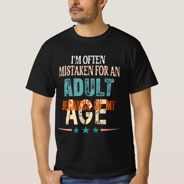 Camiseta a menudo me confunden con un adulto por mi edad (Anverso)
