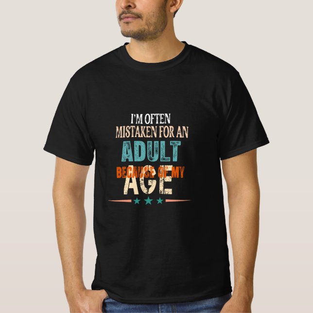 Camiseta a menudo me confunden con un adulto por mi edad (Anverso)