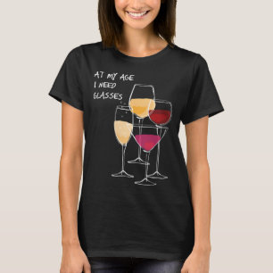 Camiseta A mi edad necesito gafas de bebida divertida en el