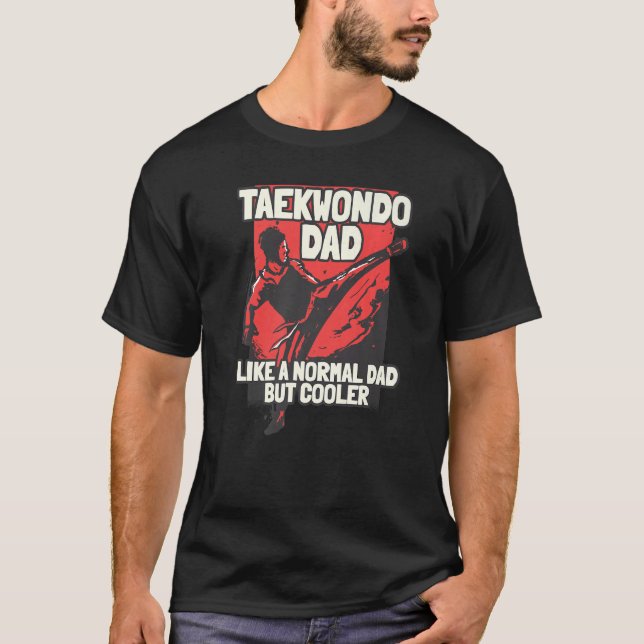 Camiseta A Papá Taekwondo Le Gusta Un Papá Normal Pero Más  (Anverso)